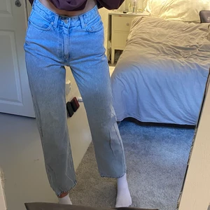 Weekday Jeans - Säljer dessa skitsnygga jeans som tyvärr är för korta för mig som är 177cm lång. Endast använda en gång. Storlek och andra detaljer finns på sista bilden. Skriv privat för mer information och mer bilder☺️ Pris + Frakt