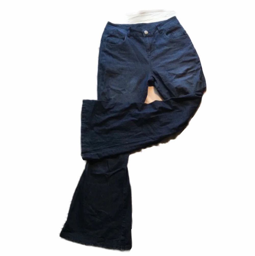 Vida utsvängda byxor mjuk superskön jeans. Så coola lite boohoo vibe typ. Storlek S bra skick! Fraktar/möts sthlm🥰. Jeans & Byxor.