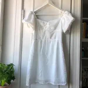 Köpte som studentklänning förra året men användes aldrig. Den har fortfarande kvar prislappar och påse!  Vit klänning med textur med vit underklänning.  •Storlek: UK 8/ 36 •Färg: Vit