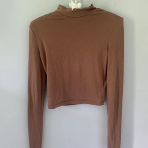 Brun tröja - Jättefint brun tajt tröja. Använt 1 gång så väldigt fint skick! Tröjan är från SHEIN, därmed ingen lapp på tröjan.