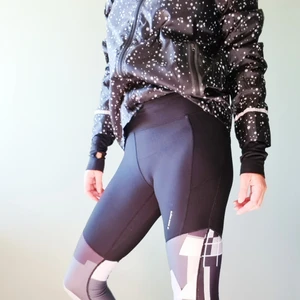 Björn Borg träningskläder - Träningstights och skaljacka från Björn Borg säljs som set. Endast använda 1 gång.