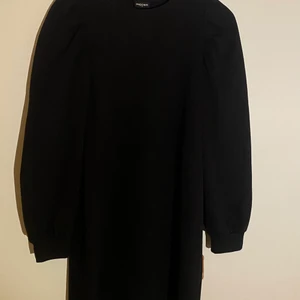 Klänning  - Svart kläning med lite störe armar. Knappt använd(som ny)och köpt på nelly. Storlek m men sitter som en s