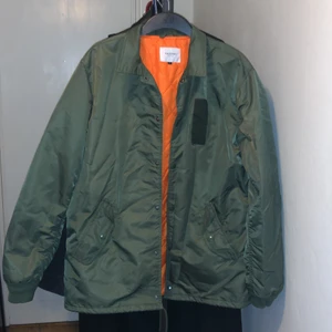 Carlings Vailent jacka - Fodrad khakifärgad jacka från Carlings säljes. Sparsamt använd. 