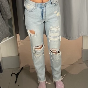 Boyfriend jenas - Slitna boyfriend jeans från hm. Super snygga. Jag är 155cm lång så dom är ankel långa egentligen. Storlek 34 men tror dom passar en liten 36 också