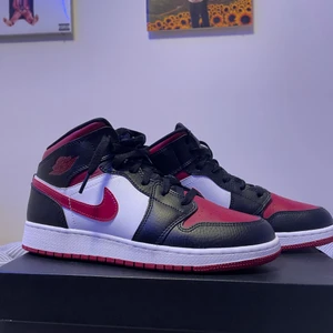 Jordan 1 Mid Noble Red - Nike Air Jordan 1 Mid Noble Red. Använt fåtal gånger. Köpta på stadiumgoods. Pris kan diskuteras.