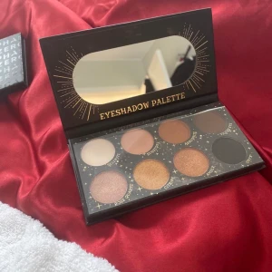 LASplash palette - Ögonskuggs palett från LASplash. Helt oanvänd så i mycket bra skick. Helt slutsåld på LASplash hemsida där den kostar ca 390kr (€38). Första bilden är lånad. Kan tänka mig gå ned i pris vid snabb affär. 