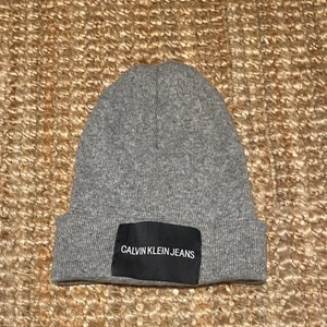 CalvinKlein mössa  - Super fin mössa från CalvinKlein❤️‍🔥 knappt använd och i fint skick, skulle gissa på att det är storlek S (står inte riktigt, men jag har S i alla mössor). Frakt betalas av köparen❤️‍🔥