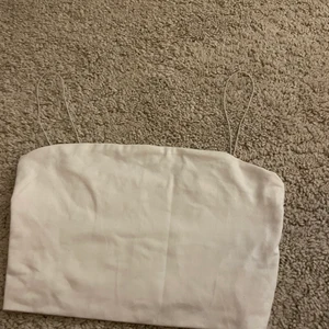 Kort linne - Passar inte mig, storlek Xs passar snarare XXS. eller en person med mindre byst. Köpt för 40kr, köparen står för frakten. Endast prövad