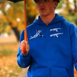 One of one hoodie - INTRESSEKOLL!! Köpte den här hoodien för drygt 3 veckor sen! Sitter sjukt fint på. Är inte säker på om jag ska sälja den, men om jag ska sälja den vill jag sälja den för ett bra pris!