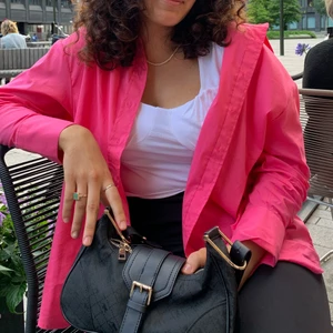 Rosa poplin skjorta  - Rosa poplin skjorta från Gina tricot i storlek M/40🤍 Använt två gånger.