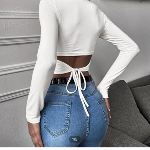 Shein  - Två oanvända tröjor då dom är små i storlek , det är storlek s men sitter som xs 50kr styck. Svarta såld! 