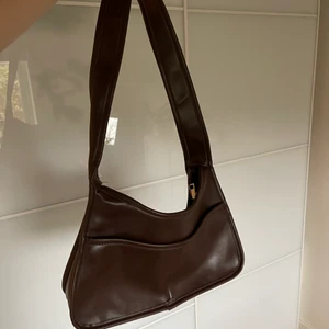 Brun väska - Jättefin brun å rymlig väska! Ett stort fack samt två mindre fack inuti väskan. Frakt tillkommer på 66kr