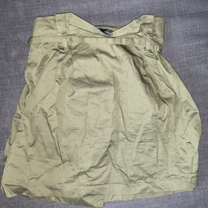 Olivgrön kjol - Olivgrön kjol, lite kortare, knappar och bälte, liten i storleken 