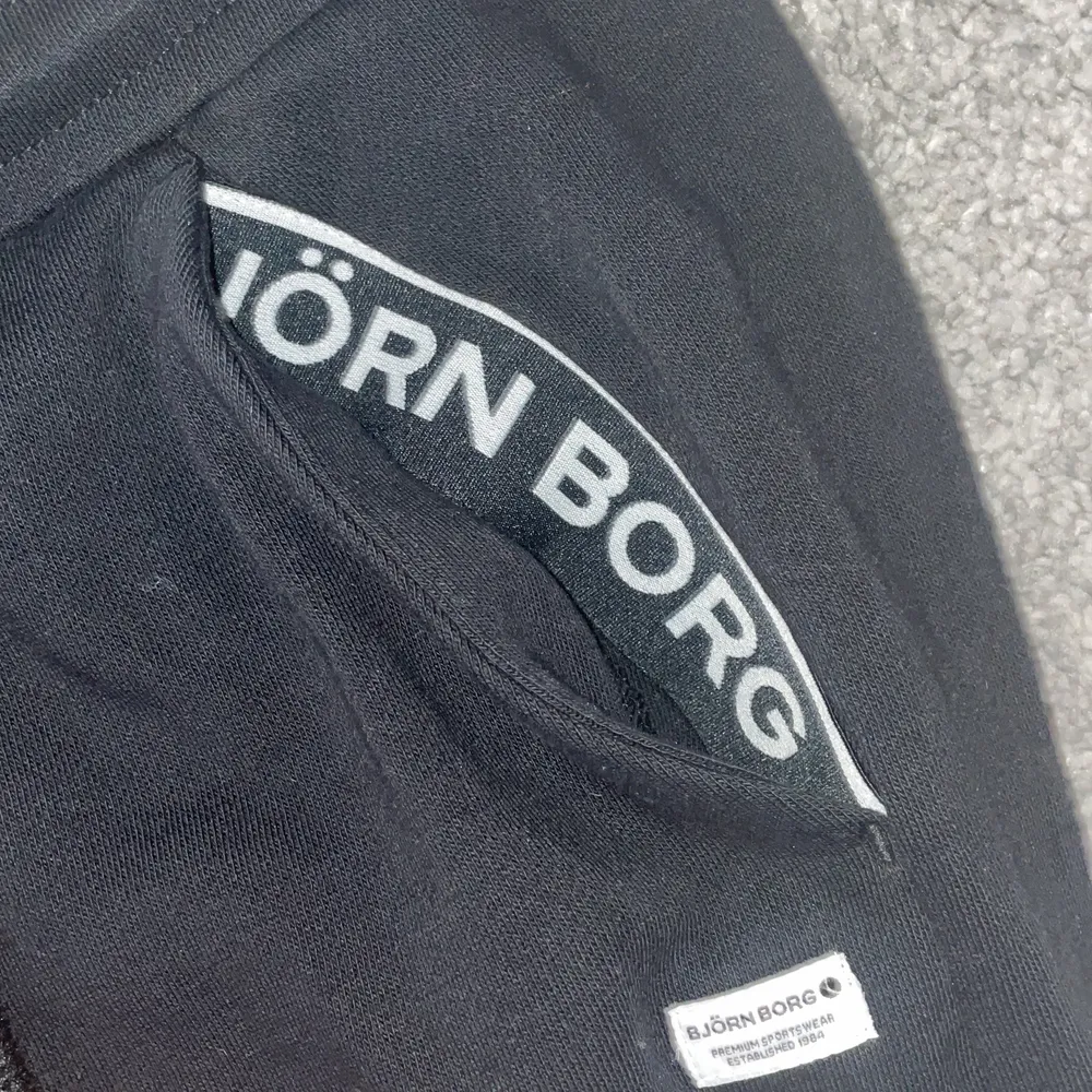 Björn Borg mjukisbyxor, helt oanvända, säljer pga att de är för små för mig:) kan mötas upp i inre Stockholm eller posta, köparen står för fraktkostnad💞💞. Jeans & Byxor.