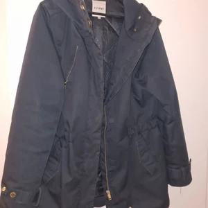 Jacka - Parkas märke elvine,  som ny, knappt än användt den, marin blå, ny pris 2500kr 