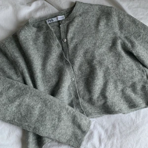 Zara kofta - Säljer denna fina gråa kofta ifrån zara som jag aldrig använt! Jättefin och gosig till höster❤️‍🔥 HÖGSTA BUD: 200kr