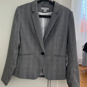 Kavaj från H&M  - Rutig kavaj från H&M i små storlek . Oanvänd 