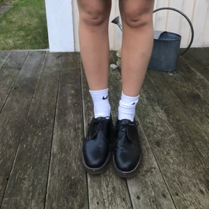 Dr martens låga 🖤🧡 - Låga Dr martens i strl 41🧡🖤