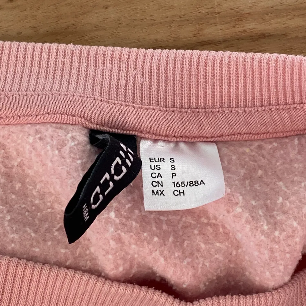 Rosa tröja med tryck från hm i storlek S. Använd men fortfarande i bra skick. Säljer för 60 kr, köpare står för frakten. 💖. Tröjor & Koftor.