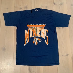 Vintage miners T-shirt 1980 - Storlek: M passar S också, skick 7/10 med tanke på åldern är den i väldigt bra skick bara lite cracking på trycket! På tagen kan man se att den är från tidigt 80tal!