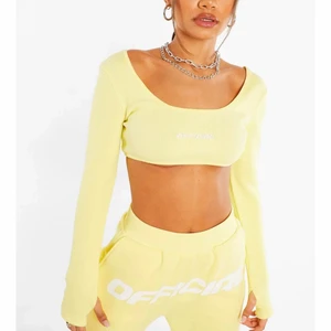 Long Sleeve Crop Top - Top köpt på bohoo. Aldrig använd. Frakt inräknat i priset💛