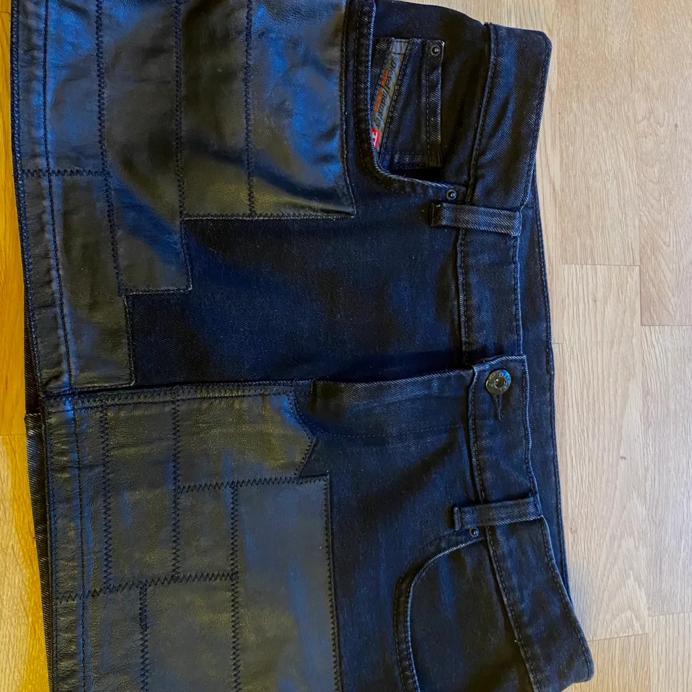 Diesel minikjol I jeans med läderdetaljer, strl 29. . Kjolar.