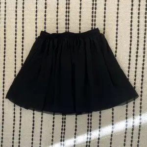 Svart kjol i chiffong från American Aparell
