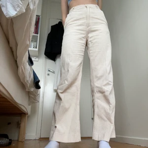 Manchesterbyxor  - Mina älskade manchesterbyxor är nu dags att släppa, storlek 36 och är sann till sin storlek skulle jag säga. Jag är 171 cm och de är en aning korta på mig men det beror på vad man föredrar. Dessa är rätt använda därav priset, dock om det är många som är intresserade så buda! (Frakt ingår inte i priset)