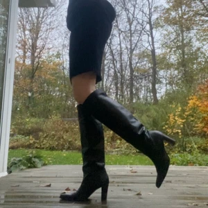 Höga stövlar - Säljer dessa orimligt snygga höga stövlarna! Hade så gärna velat behålla dem, men kom fram till efter en utekväll att de är för stora för mig. Köpte de på second hand men de är i väldigt fint skick, o jag har som sagt bara använt de en utekväll. De är i storlek 38 men skulle säga att de är lite stora i storleken. Jag själv är en stor 37a o en liten 38a i skor o de är som sagt för stora för mig. Skriv för fler bilder! 😊