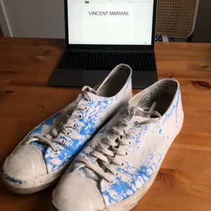 Maison Margiela x Converse Paint - Säljer mina Margiela Converse! Skriv om du har någon fråga! Väldigt svåra att hitta! Finns att köpa i Södermalm annars kan jag även frakta!