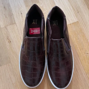 Mörkbruna läderskor - Supersnygga skor som aldrig är använda då de var för små! Perfekt färg nu till hösten och superskön i sulan