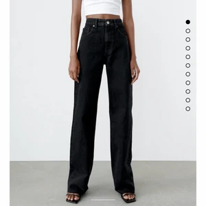 Svarta raka jeans  - Säljer mina jeans från zara! Det är row cut så man klipper längden själv. Köptes för 400 och bara använda en gång. Skriv privat för mer bilder och info, köparen står för frakten💕