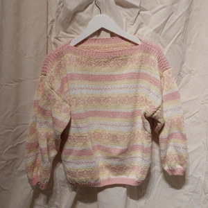 Mysig stickad tröja - Super mysig stickad tröja i pastell. Tror att den är stickad för hand. Står ingen stolek men skulle gissa XS-M. Frakt ingår ej 💕