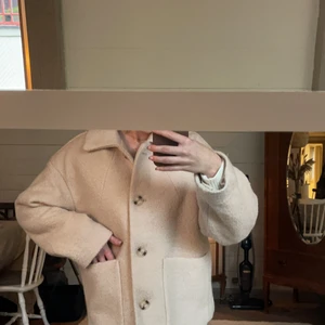 Beige jacka  - En beige kort kappa/jacka från Monki. Årets släpp. 