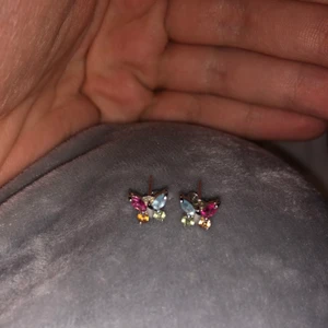 Örhängen från Ukraina - Fina örhängen i nytt skick, aldrig användna. Fick dessa från min släkting i Ukraina. Örhängena är ganska små, men det är riktigt silver. Pris och frakt kan diskuteras i dm!