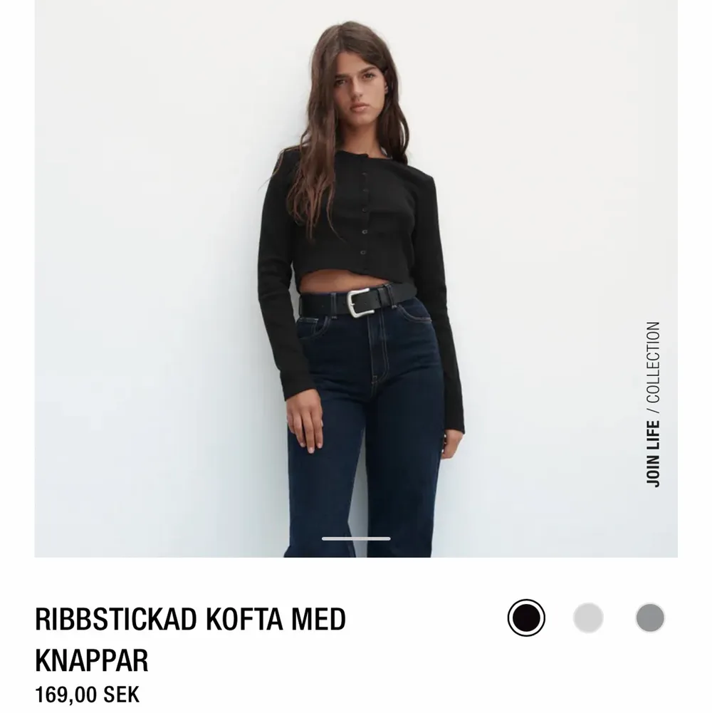 Säljer en jätte fin svart kofta med knappar från Zara som är i super bra skick! Säljer då den inte kommer till användning längre💕 Buda gärna!. Tröjor & Koftor.
