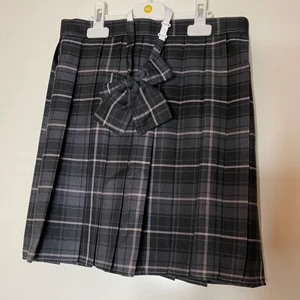 Kjol med matchande rosett  - Köpt via AliExpress. Till koreansk skoluniform. Kjolens midja går att ställa in med spänne. Aldrig använd. Bra kvalitet. Kan mötas upp i Sthlm. Köpare står för frakt. Endast swish 