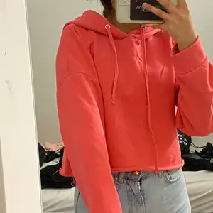 En rosa croppad hoodie från lager 157 i strl xs/s 