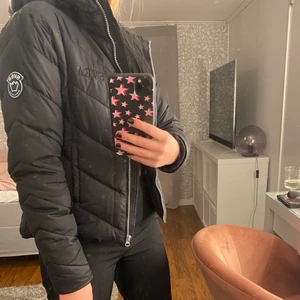 Svea jacka - Svart jacka från märket Svea! Nypris: 1000, aldrig använt eftersom den inte riktigt var min stil. Storlek: 164-168 men passar som en Xs, perfekt för vintern🤍