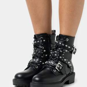 Svincoola boots med nitar som passar perfekt till en klänning eller nu till hösten/vintern. De är från märket bull boxer i strlk 39🤯 högsta budet ligger nu på 300! Buda högre eller köp direkt för 500❤️