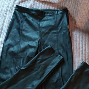 Snygga skinnbyxor ifrån Gina Tricot. - Snygga sköna skinnbyxor ifrån Gina Tricot i storlek S. Ganska höga i midjan men sitter hyfsat tight och snyggt. Använda bara några få gånger.