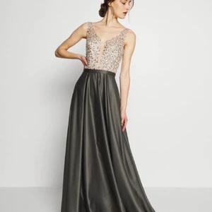 Balklänning  - Säljer en helt oanvänd klänning då ja hade på mig en annan på min bal, storlek 36/38. Nypris 1900 kr på Zalando