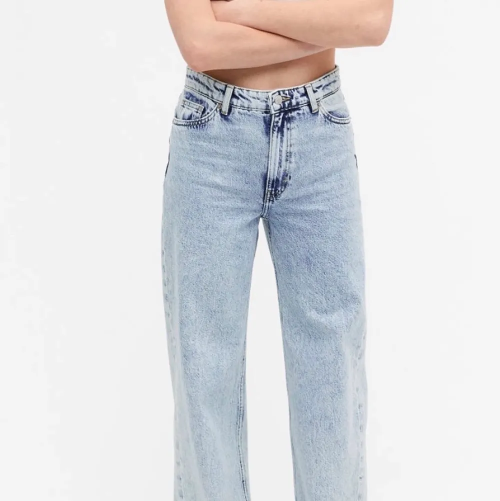 Yoko jeans från Monki säljes. Storlek 24, använda några gånger. Har ett liten igensytt hål på baksidan. De är även upplagda något då jag är kort :) Utöver det är de fräscha och i bra skick. Skriv för bild på det igensydda hålet och där det är upplagt. Nypris 400kr. Jeans & Byxor.