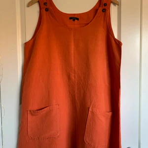 Orange babydollklänning vintagestil - Storlek XL, väldigt oversize på mig som brukar ha S :) Själva klänningen är i bomull tror jag och den har ett syntetiskt innerlager. Frakt 45-62 kr (osäker på om den får plats i S-kuvert), pris kan diskuteras :)
