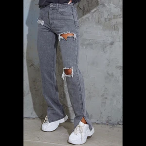 Gråa jeans - Säljer dessa as snygga gråa jeans med slitningar från PrettyLittleThing, de är i storlek 8 UK-size (ca 36-38). Köptes här på Plick men är aldrig använda med prislappen kvar! Tyvärr var de lite för stora och långa på mig som är 160cm, skulle gissa på att de hade varit bra i längden på någon som är runt 165cm+, annars kan man bara klippa dem lite! För fler frågor kontakta mig! Köparen står för frakt 💓