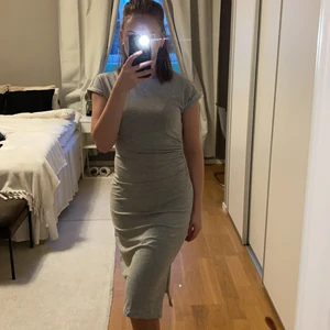 Grå klänning✨ - Storlek M, så mjukt material. ✨ Använd endast en gång!!😋 sätter sig så fint över kroppen🌸