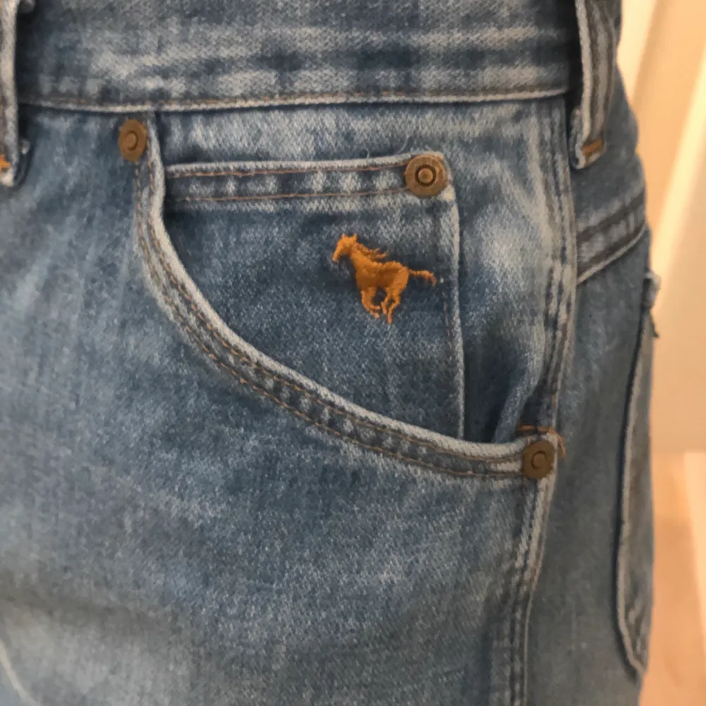 Blå jeans köpta secondhand från märket wrangler💙 slitning vid ena knät! Stl:M!. Jeans & Byxor.