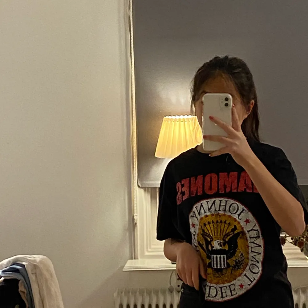 Ramones t-shirt. Använts några gånger men inte alls sliten. Trycket är lite ”slitet” med mening och köptes så🤍 . T-shirts.