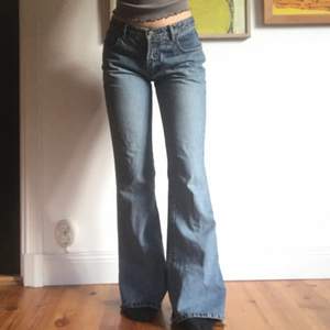 Så fina flare jeans i gott skick. Sitter bra på mig som vanligtvis är w 26, 66 cm midja och 89 runt höfterna. Jag är 168 cm✨ innerbenslängd 92 cm, ”w 29”