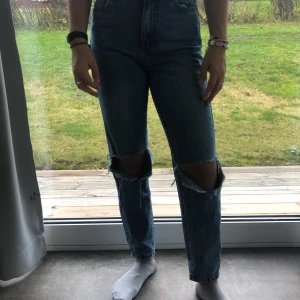 Jenas Gina mörkblåa  - Säljer ett par mörkblåa jeans från Gina trico hål jätte sköna bra pass form säljer för blivit för små